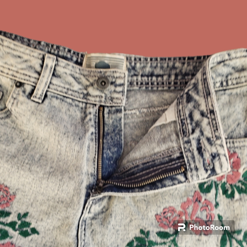 SOLD Bellfield acid wash embroidered floral cut off jean shorts - Picture 6 of 10